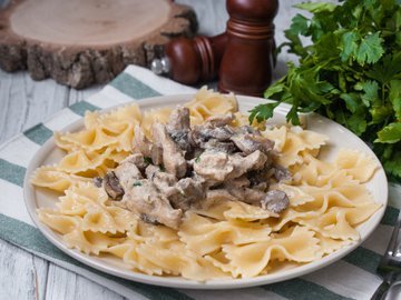 Бефстроганов из куриного филе