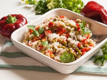 Салат из печёного сладкого перца с рисом и зелёным горошком