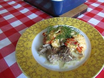 Куриная печень с помидорами и сыром
