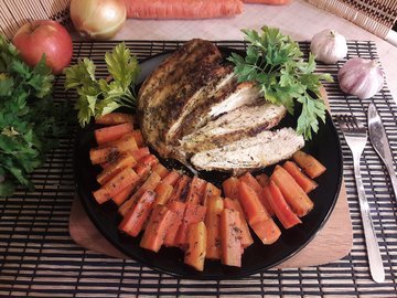 Запечённые куриные грудки с морковью