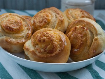 Дрожжевые булочки с сыром