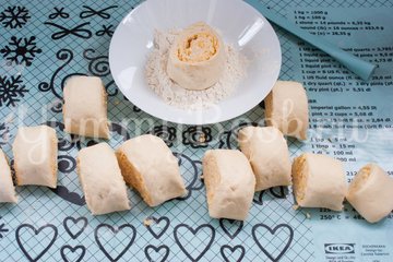 Дрожжевые булочки с сыром - шаг 8