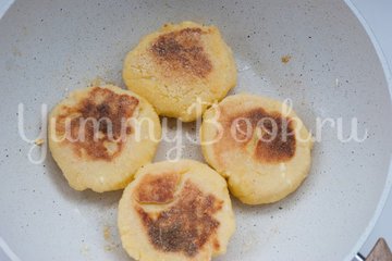 Сырники с кокосовой стружкой - шаг 5