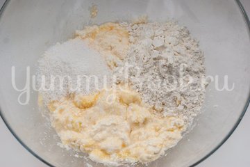 Сырники с кокосовой стружкой - шаг 2