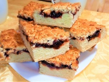 Кудрявый пирог с вареньем из песочного теста