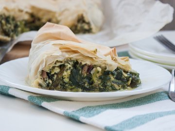 Пирог из теста фило со шпинатом, чеддером и фетой
