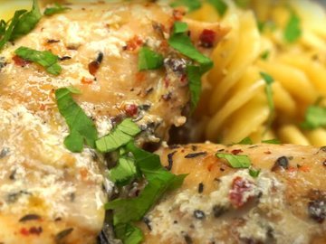 Макароны с курицей и грибами в сливочном соусе